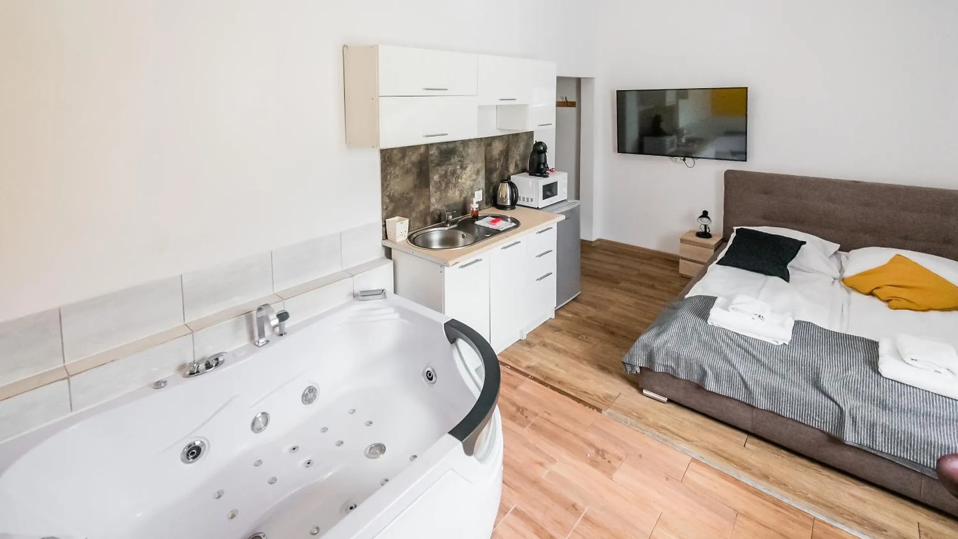 Jacuzzi Jm Rooms Apartment Wawelofts Krakow